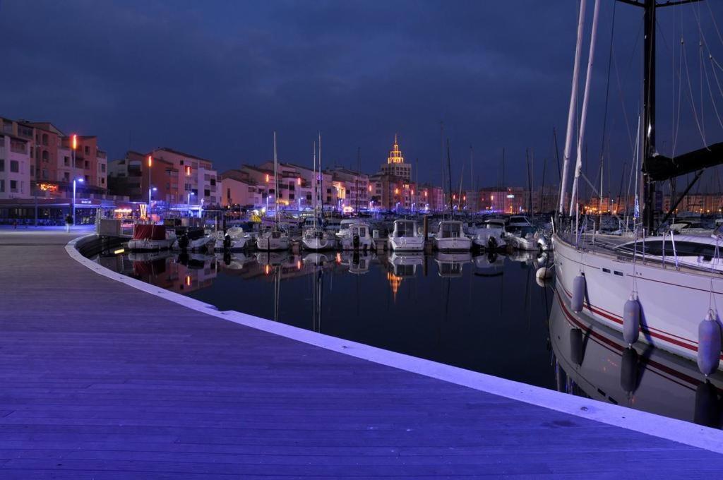 Studio cabine VUE PORT avec piscine, parc, boulodrome et parking privé Agde Esterno foto
